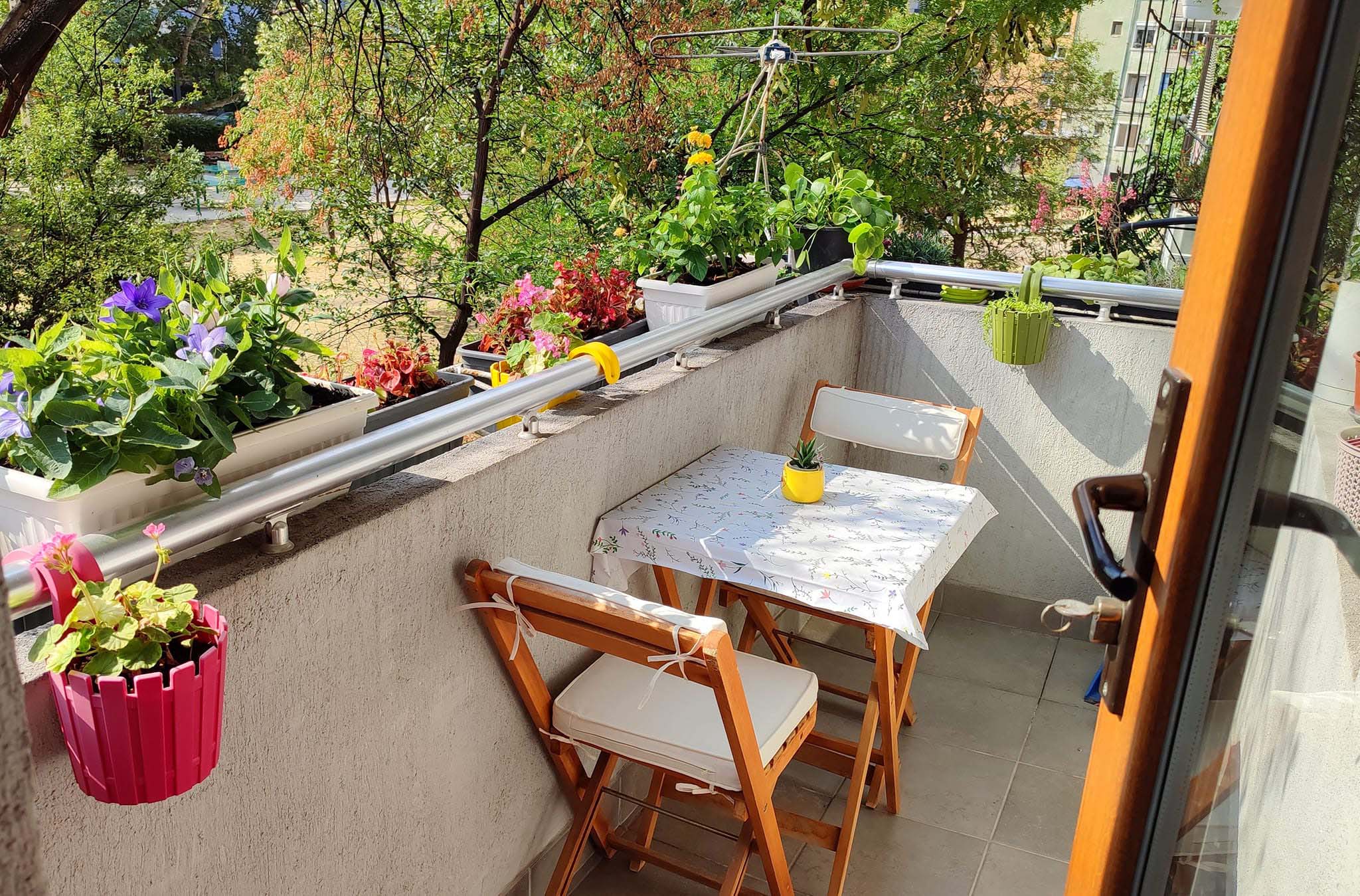 19 ideas de decoración de balcones pequeños 21