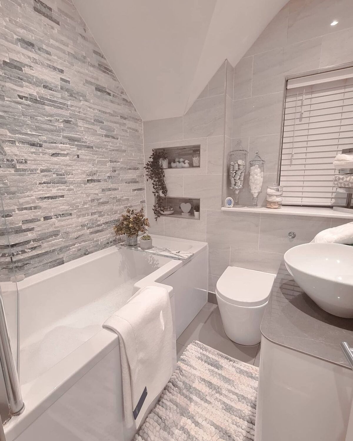 20 transformaciones de baños pequeños 17