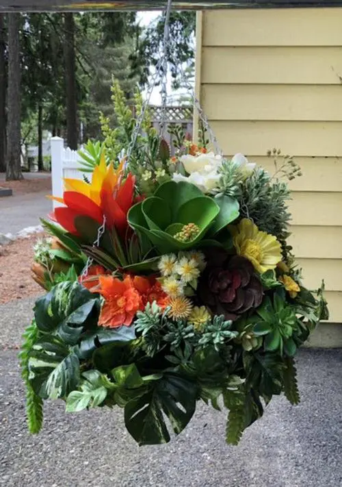 Maceta colgante con suculentas de imitación