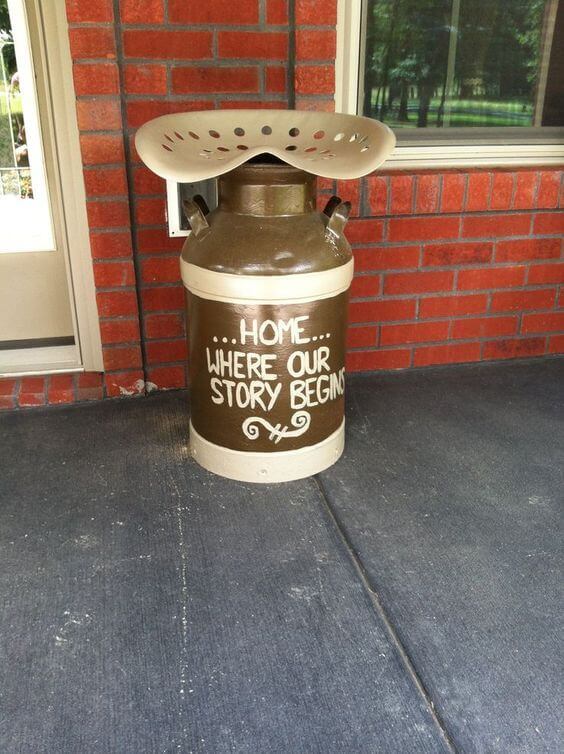 Una silla metálica creativa