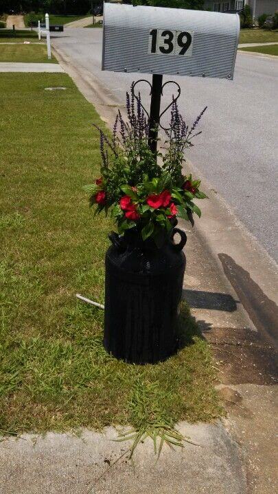 Recicla una vieja lata de leche y conviértela en un poste para el buzón