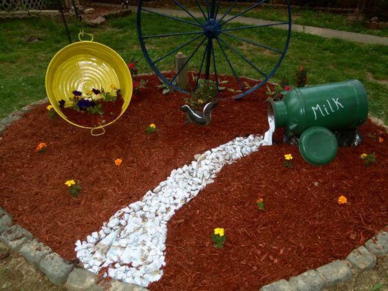   Pequeña jarra de lata de leche antigua inspirada en el paisajismo