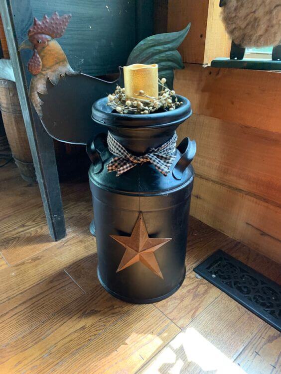 Lata de leche primitiva decorada