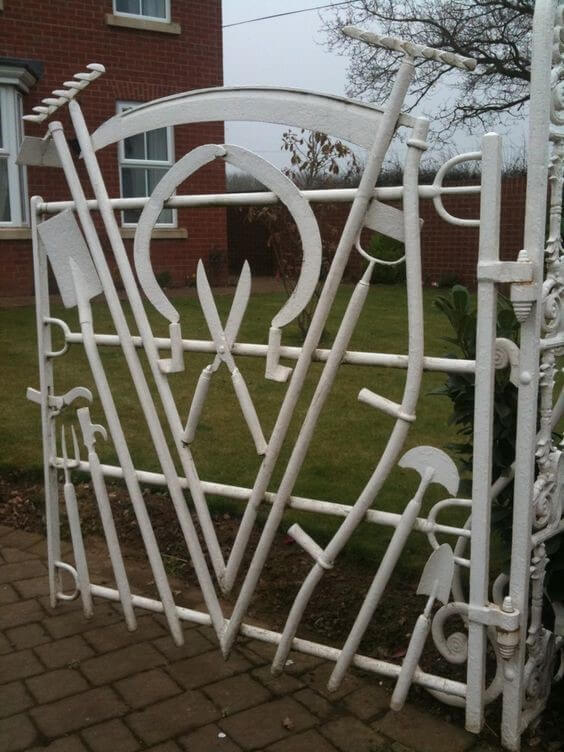 Puerta hecha con viejas herramientas de jardinería
