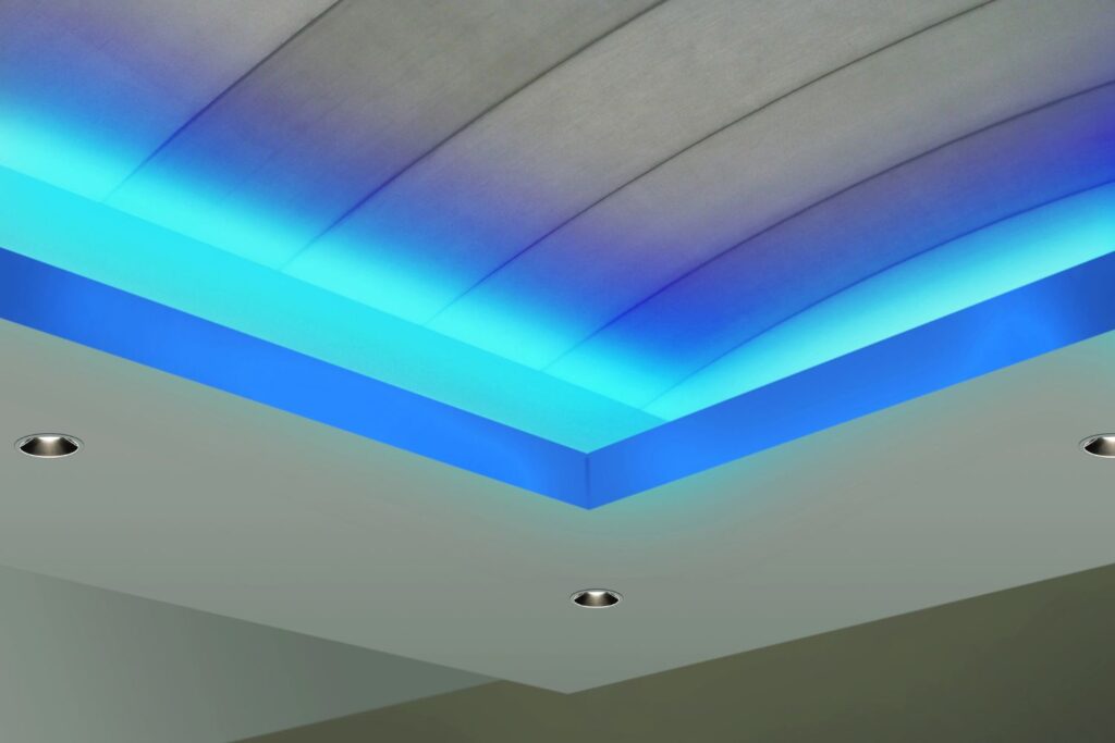 iluminación azulada en un sótano oscuro