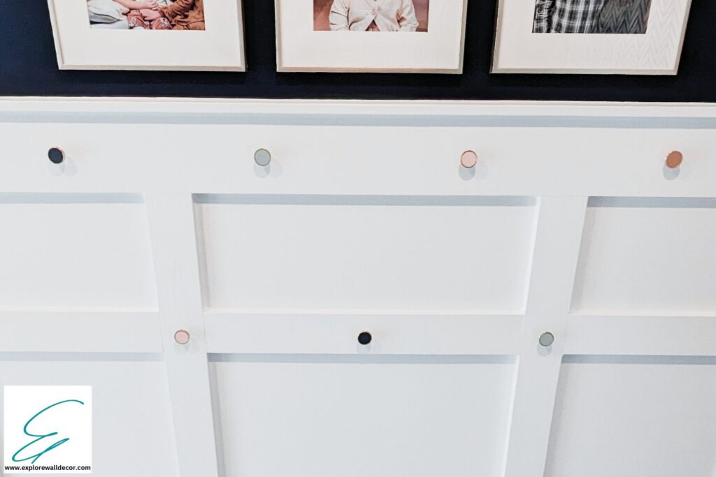 ganchos para abrigos en una pared de tablas y listones