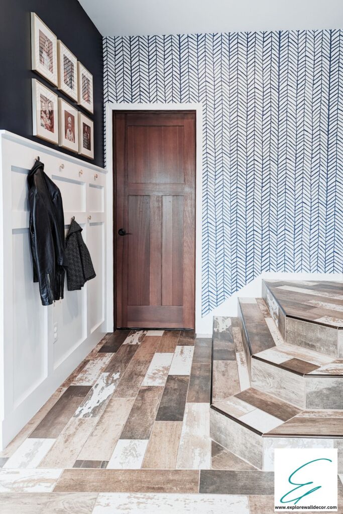 entrada de tablas y listones con papel pintado en espiga