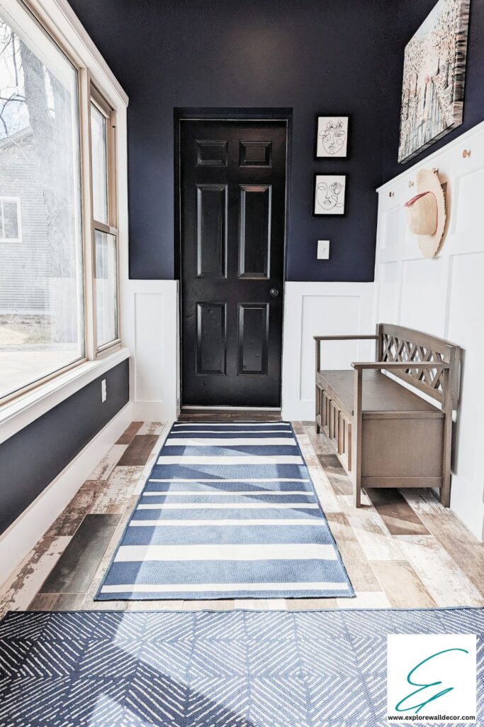 recibidor con percheros y banco de almacenaje