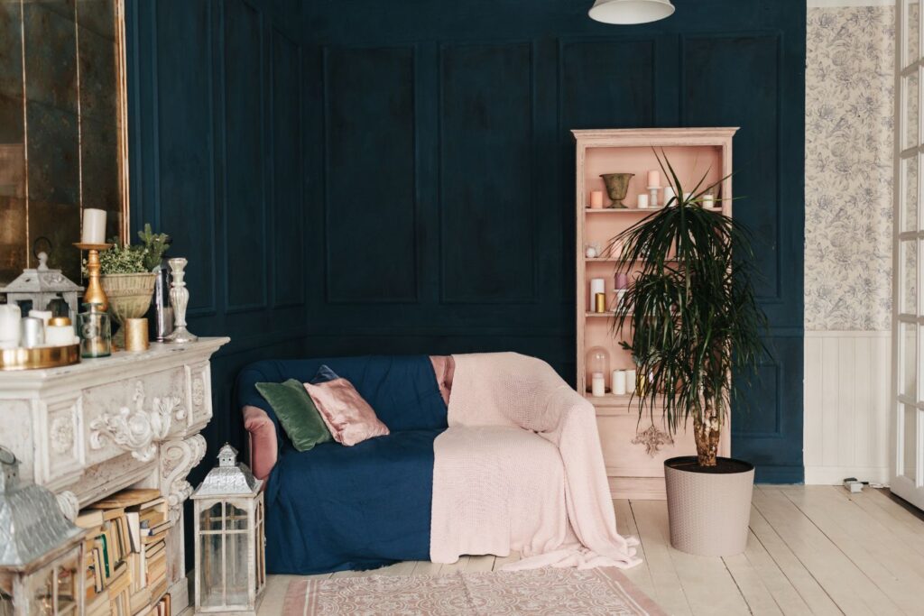 salón con combinación de colores verde azulado intenso y rosa suave