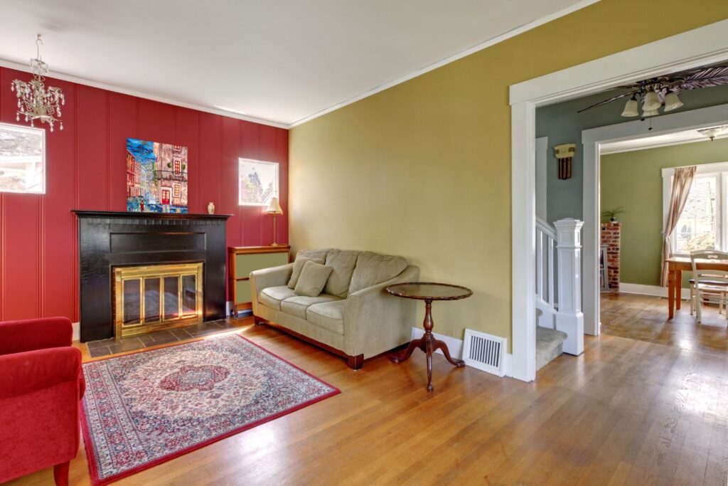 sala de estar con combinación de colores rojo y dorado