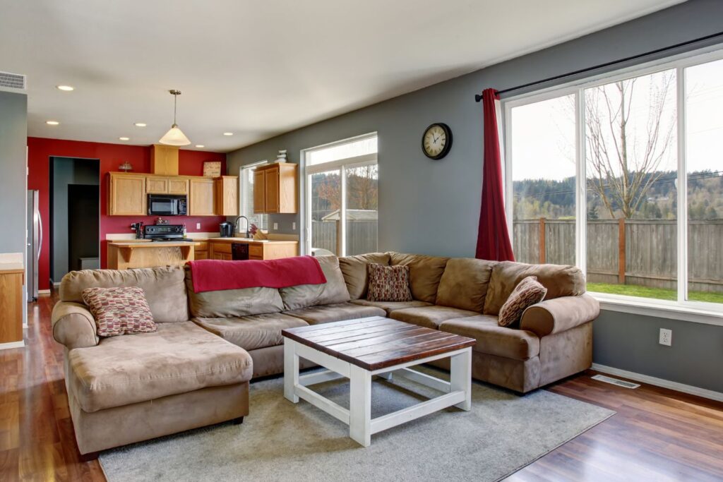 sala de estar con colores de pared rojo y gris