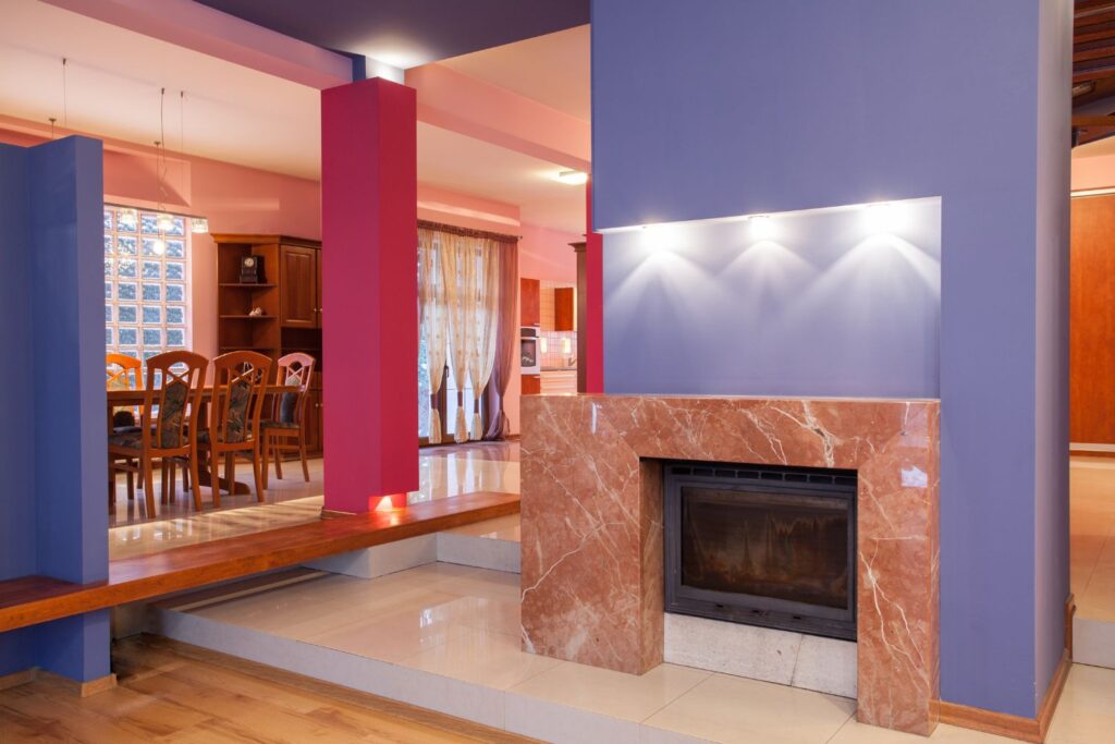 gran salón con paleta de colores rojo y lavanda