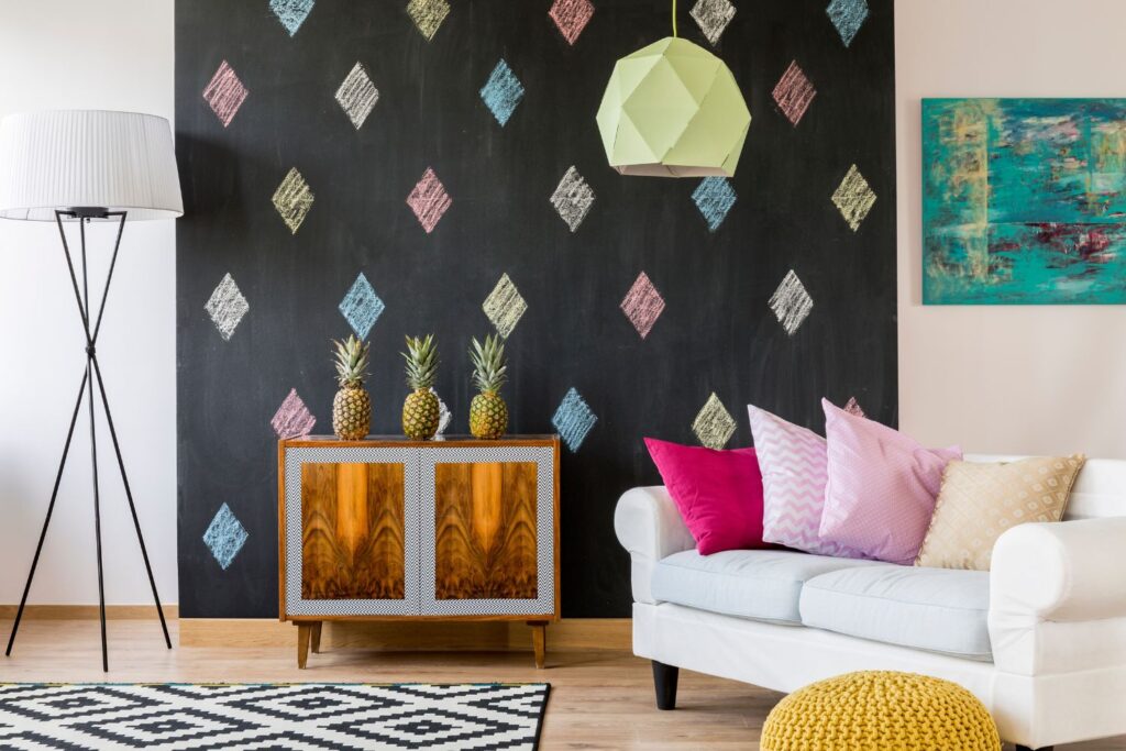 sala de estar con paredes en blanco y carbón y estampado multicolor
