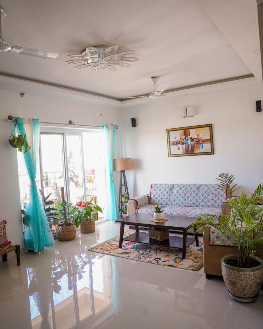 acogedora sala de estar en tonos tierra 8