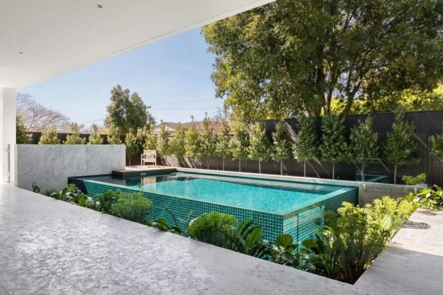 ideas creativas de paisajismo para piscinas elevadas 12
