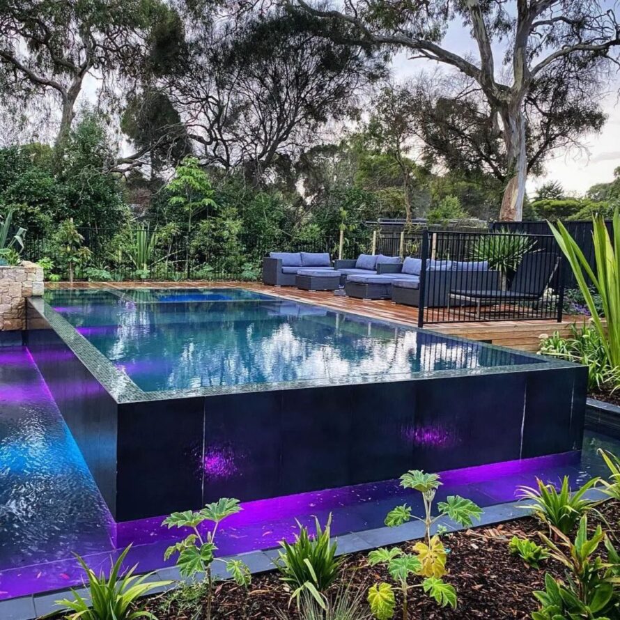 ideas creativas de paisajismo para piscinas elevadas 13