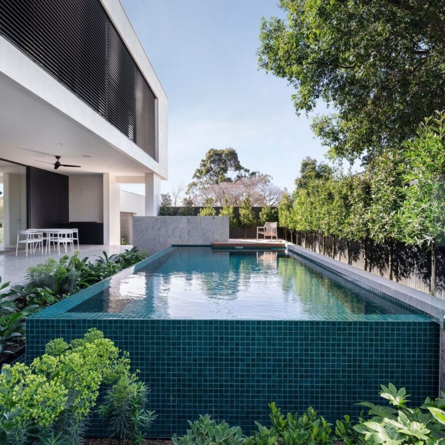 ideas creativas de paisajismo para piscinas elevadas 14