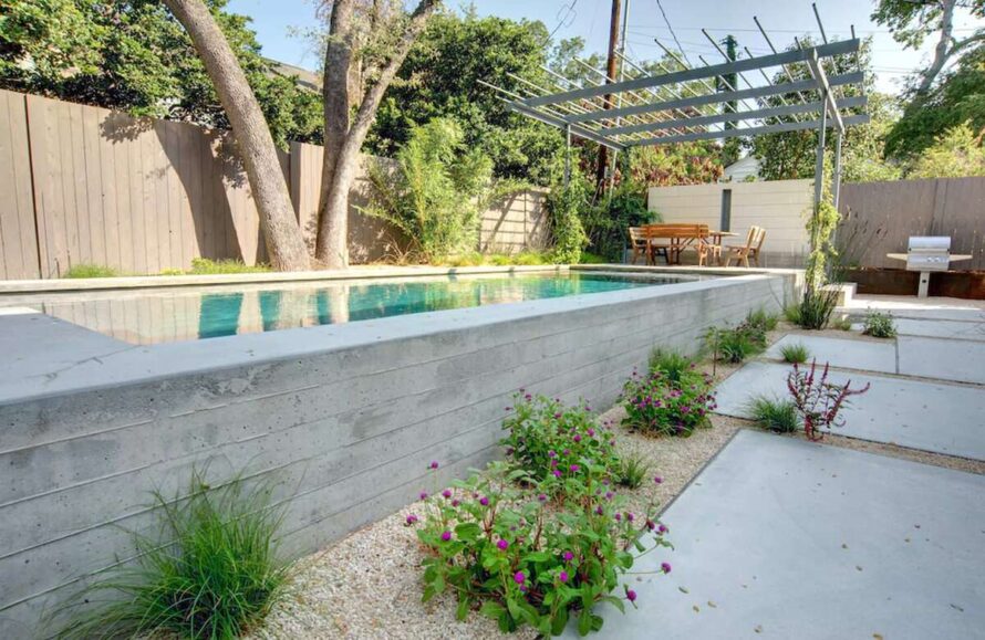 ideas creativas de paisajismo para piscinas elevadas 17