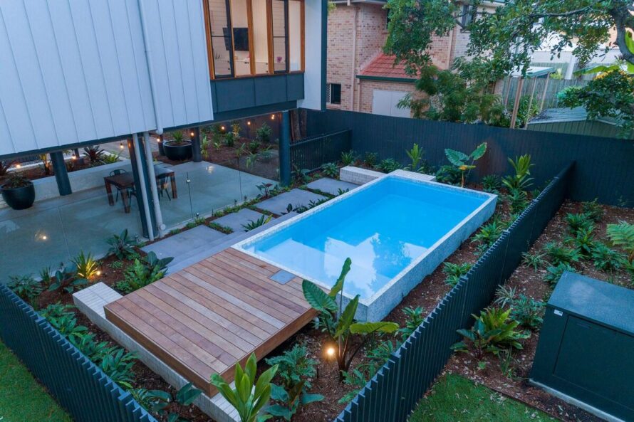 ideas creativas de paisajismo para piscinas elevadas 19