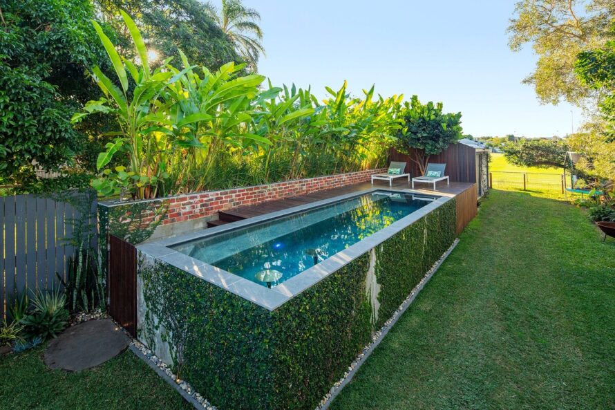 ideas creativas de paisajismo para piscinas elevadas 20