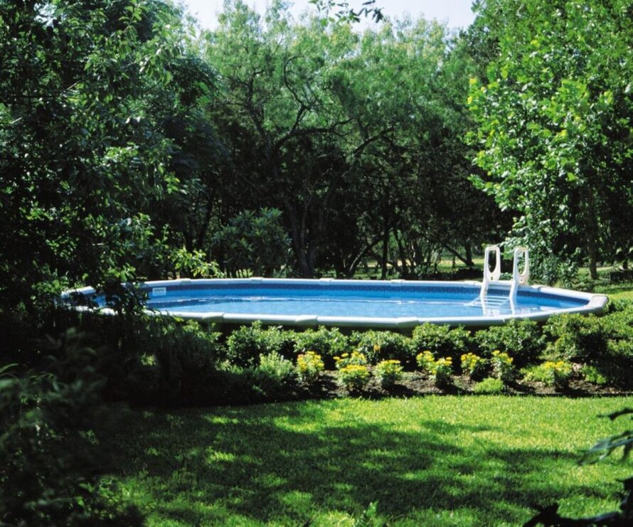 ideas creativas de paisajismo para piscinas elevadas 3