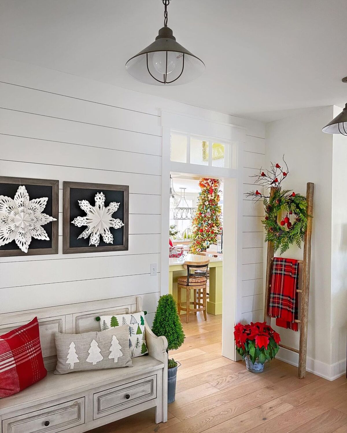 encantadoras ideas de decoración con copos de nieve 11