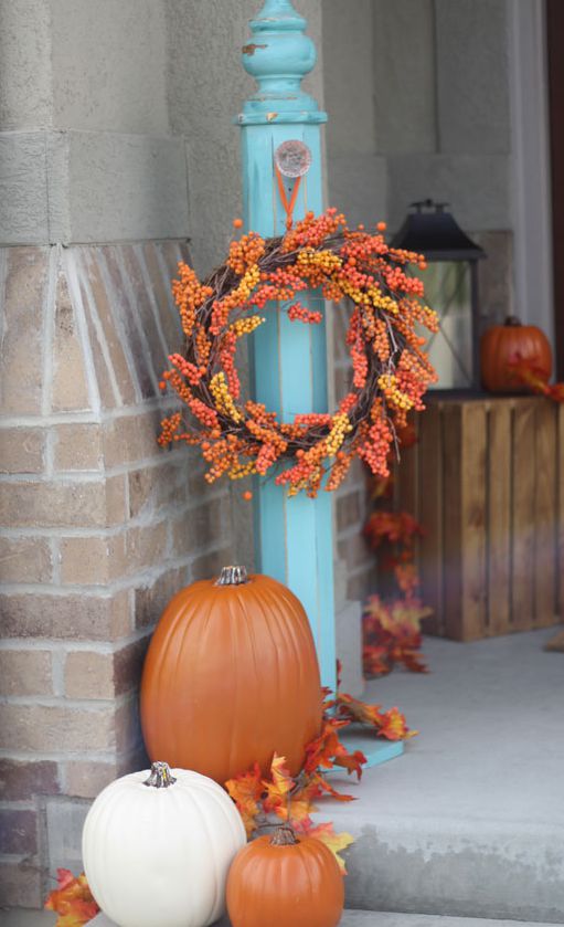 Hojas de otoño y calabazas para decorar el porche #frontdoor #porch #decor #falldecor #pumpkin #autumn #decoratingideas #homedecor #decorhomeideas