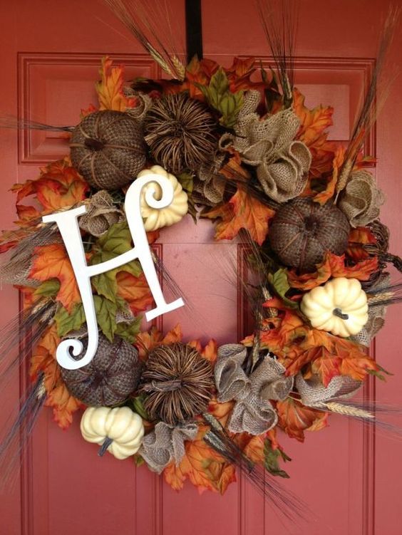Corona otoñal para el porche #frontdoor #porch #decor #falldecor #pumpkin #autumn #decoratingideas #homedecor #decorhomeideas #wreath