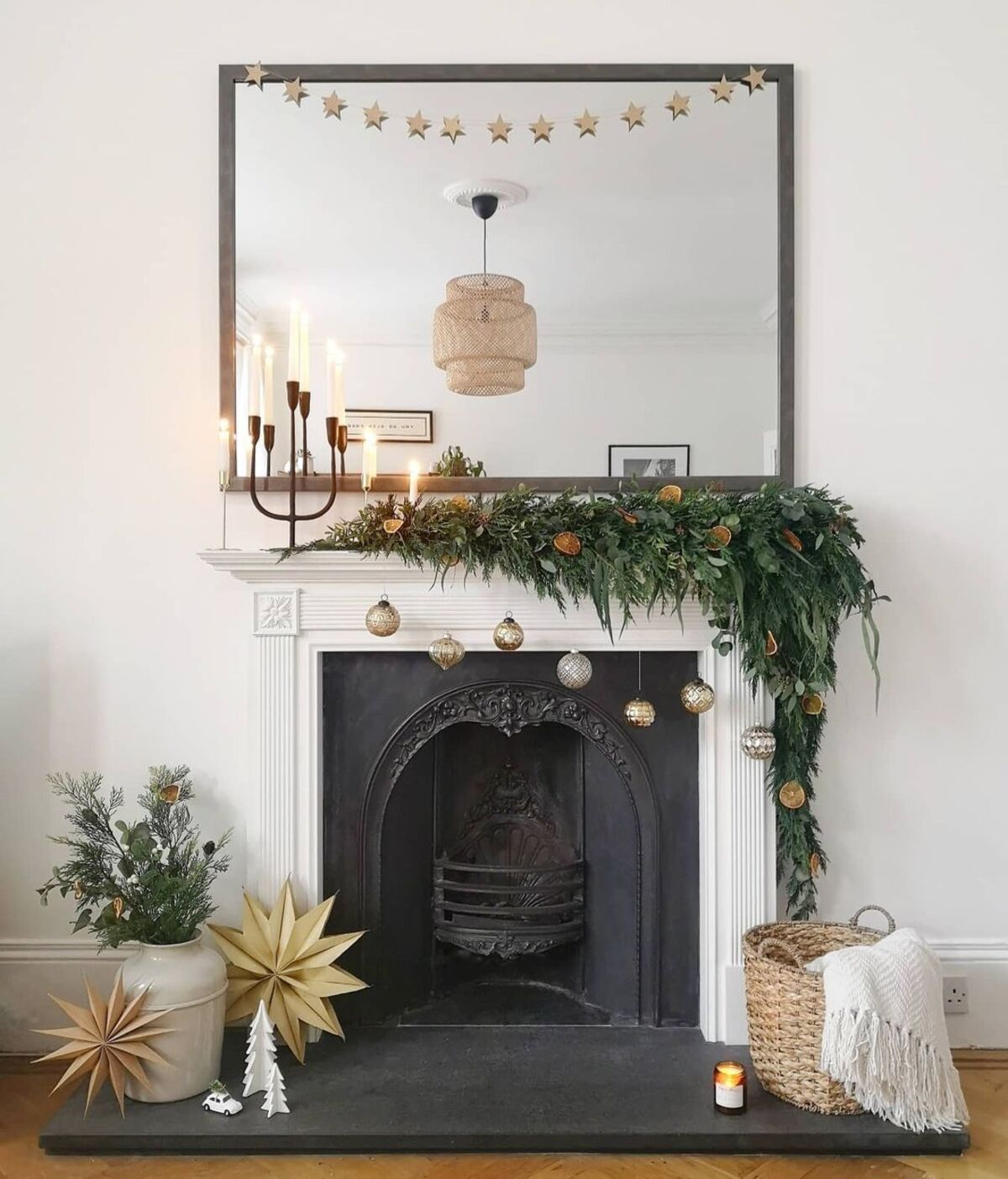 ideas festivas para decorar la chimenea de navidad 12