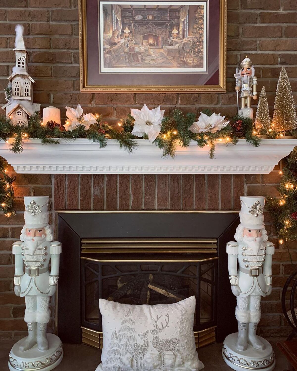 ideas festivas para decorar la chimenea de navidad 5