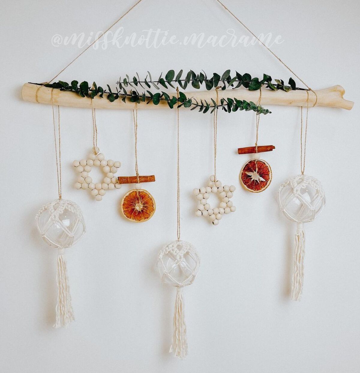 ideas de decoración navideña de pared 15