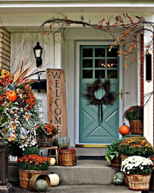 Genial idea de decoración otoñal para el porche #frontdoor #porch #decor #falldecor #pumpkin #autumn #decoratingideas #homedecor #decorhomeideas