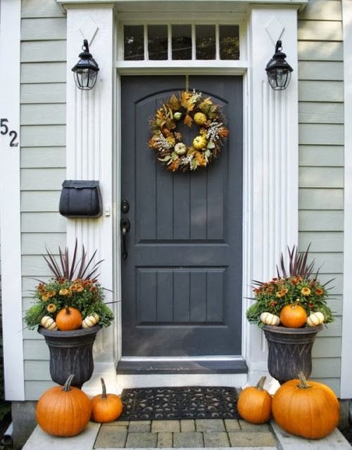 Idea de decoración otoñal para el porche #frontdoor #porch #decor #falldecor #pumpkin #autumn #decoratingideas #homedecor #decorhomeideas