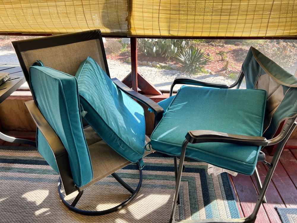 cortinas enrollables de bambú en el porche