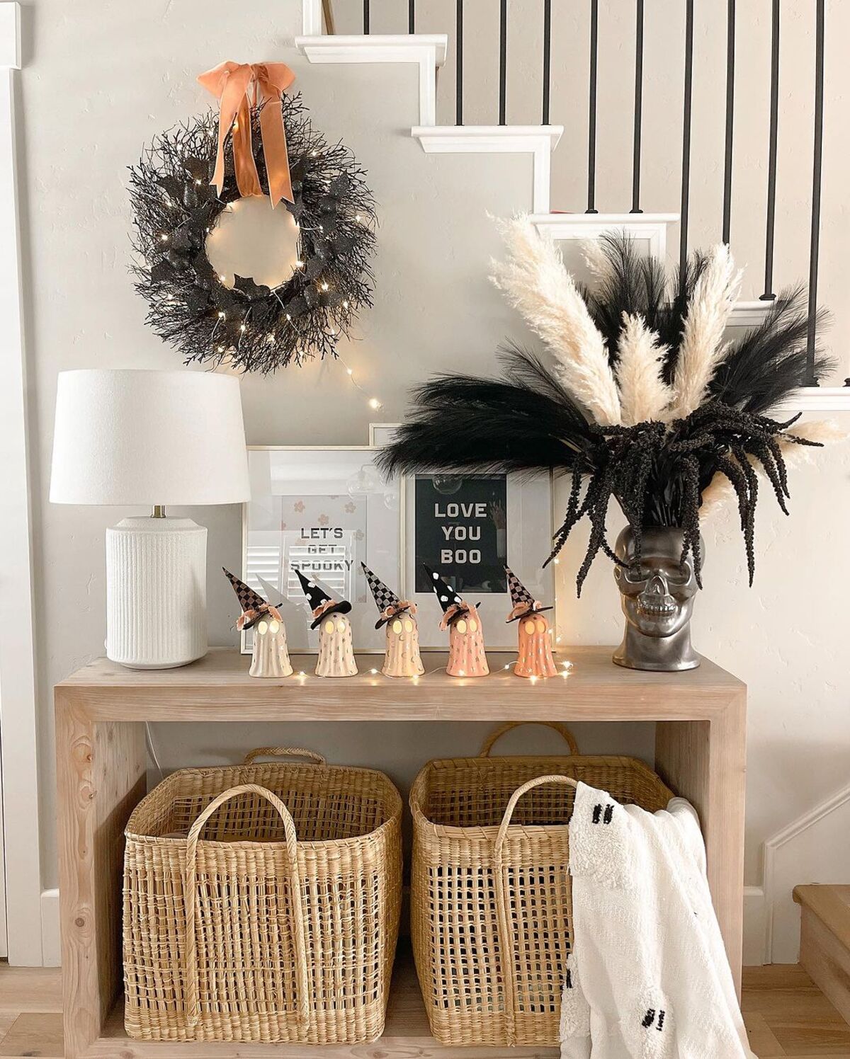 decoraciones espeluznantes para la mesa de entrada de halloween 14